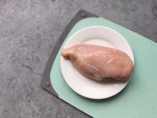酥炸鸡排～在家就能自制更健康,食材准备：鸡胸肉一块洗净去除筋膜备用
