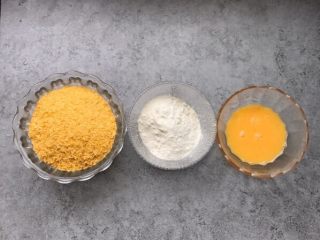 酥炸鸡排～在家就能自制更健康,准备好：面包糠、面粉、鸡蛋打散搅拌均匀