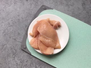 酥炸鸡排～在家就能自制更健康,鸡胸肉切均等厚度大约0.5-1厘米厚度的肉片
