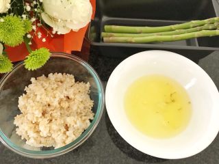 芦笋米饭糕,准备食材：米饭+蛋清+芦笋