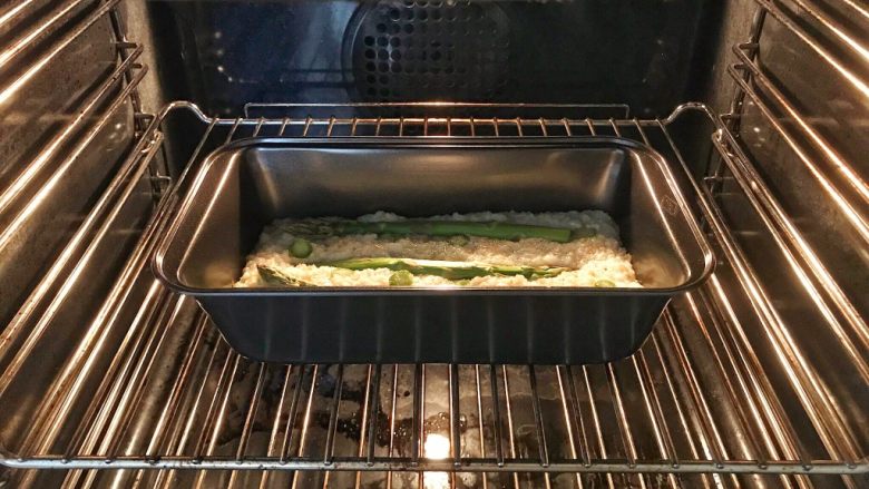 芦笋米饭糕,220度的烤箱预热5分钟后，放入准备好的食材，15分钟后就可以出炉啦！