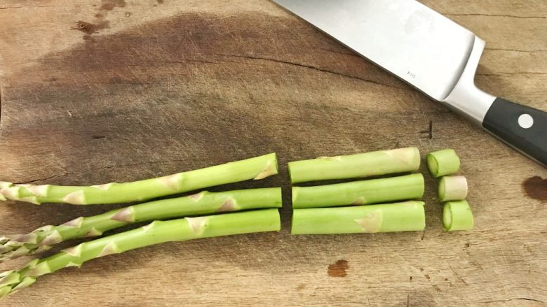 芦笋米饭糕,首先我们把芦笋的根部切掉，再切三分之一出来，留下三分之二做装饰，
