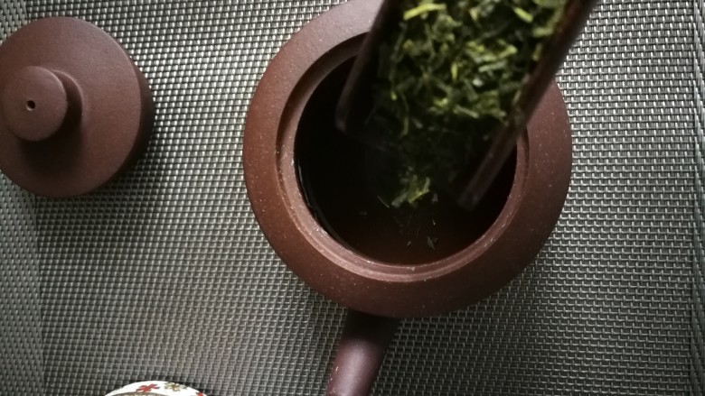 #剩米饭的百种做法# 茶泡饭,取5—8克左右茶叶投入壶中。（比较浓一点会更好吃哦）