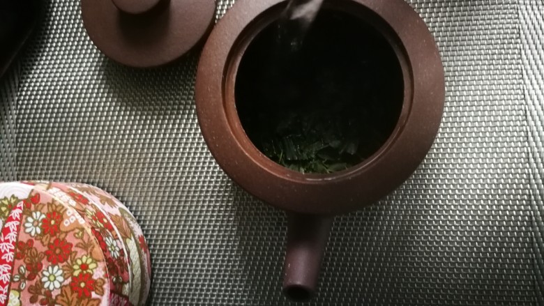 #剩米饭的百种做法# 茶泡饭,水温至80℃左右，悬壶快速入茶叶中行进洗茶。