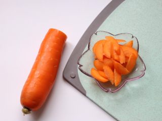 虾仁西兰花～养生又美味,胡萝卜1/3即可，对半切开切片