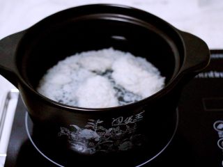 剩米饭也有春天（海鲜杂蔬粥）,砂锅里加入适量清水、把剩米饭倒入锅中、大火煮沸