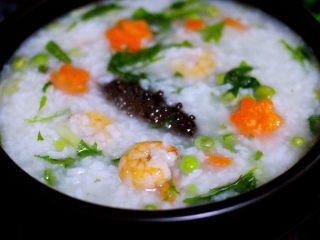 剩米饭也有春天（海鲜杂蔬粥）,鲜美可口又健康营养的海鲜杂蔬粥就做好了、开吃