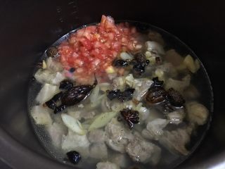 番茄烩牛腩,把煮过水的牛腩（连同汤） 爆香过的香料 番茄碎 一起放入压力锅中压半个小时