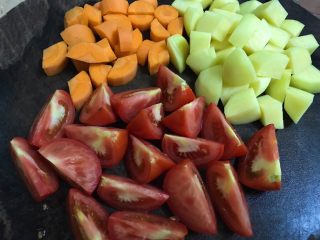 番茄烩牛腩,这时 胡萝卜和土豆分别去皮切块，番茄洗净切块，备用