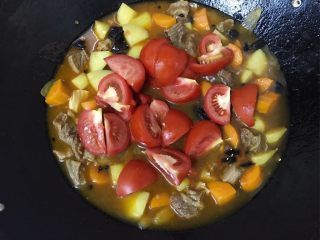 番茄烩牛腩,把切好的番茄也倒入锅中煮两分钟