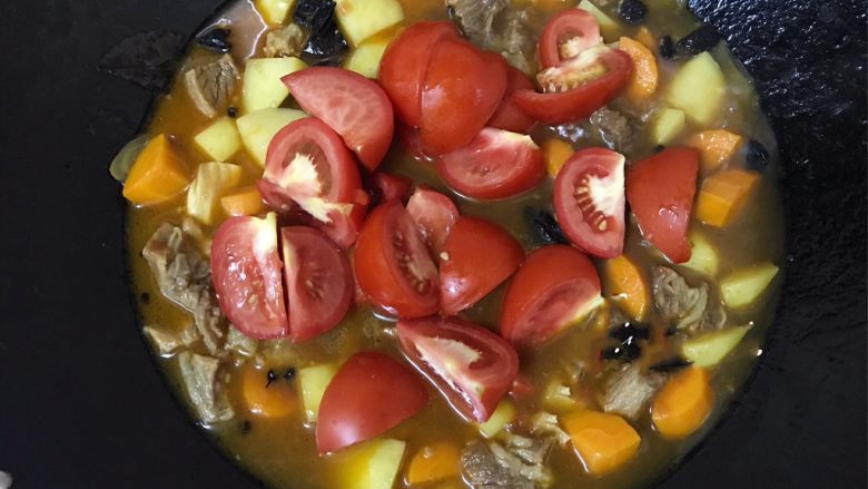 番茄烩牛腩,把切好的番茄也倒入锅中煮两分钟