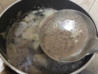 番茄烩牛腩,汤煮沸会有很多沫浮在表面，用汤勺勺出沫倒掉，关火