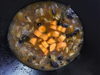 番茄烩牛腩,把胡萝卜块放入锅中，中小火盖盖煮8分钟左右