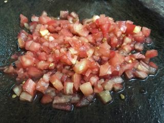 番茄烩牛腩,取一个番茄去皮切成小块