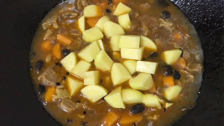 番茄烩牛腩,接着加入土豆块中小火盖盖煮十分钟左右