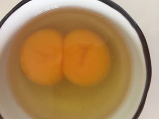 芝士肠仔卷卷包,我用的鸡蛋是双黄的，很大，把鸡蛋打入碗里，打散，留出5g擦面包表面