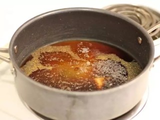 鱼的另类吃法,平底锅中加入酱油，红糖，切碎的姜和蒜泥，最后加入蜂蜜，中火煮沸腾。