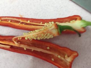 新荷塘月色,红辣椒中间切开，头部左右两刀，就能把辣椒籽拉出