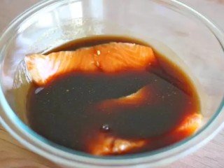 鱼的另类吃法,取三文鱼，放入红烧汤汁中腌制1小时即可