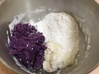 仙草芋圆,加入紫薯味中的细砂糖、木薯粉和紫薯泥
