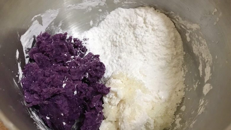 仙草芋圆,加入紫薯味中的细砂糖、木薯粉和紫薯泥
