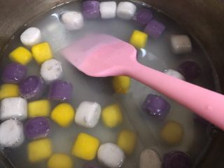 仙草芋圆,另外取适量的水放入锅中烧开，下芋圆煮5分钟左右，芋圆浮在水面上即可捞出