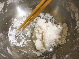 仙草芋圆,取一半木薯粉倒入盆中，倒入14g开水，用筷子搅拌成团