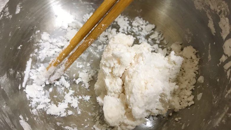 仙草芋圆,取一半木薯粉倒入盆中，倒入14g开水，用筷子搅拌成团