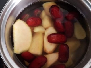 红枣番薯糖水～#冬喝暖饮夏吃冰#,然后加入番薯煮沸