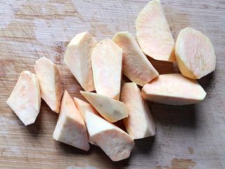 红枣番薯糖水～#冬喝暖饮夏吃冰#,将番薯去皮洗净，切成滚刀块。