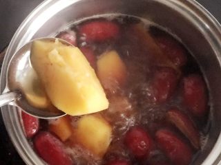 红枣番薯糖水～#冬喝暖饮夏吃冰#,煮至番薯熟软即可关火。