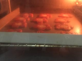 太阳花饼干,烤箱上下温180度预热五分钟，放入饼干烤18分钟