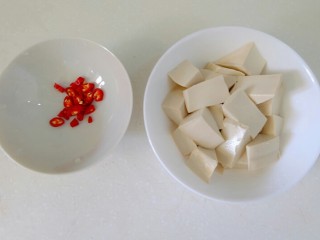 豉汁蒸豆腐,辣椒和豆腐分別裝入大碗和小碗