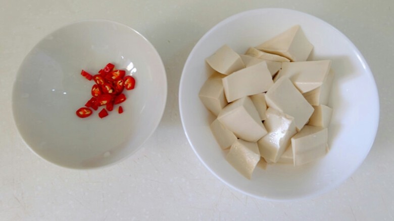 豉汁蒸豆腐,辣椒和豆腐分別裝入大碗和小碗