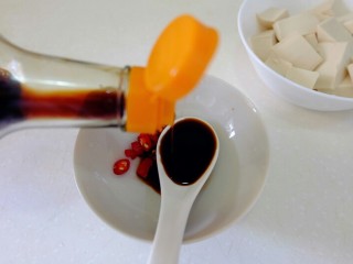 豉汁蒸豆腐,在盛指天椒的小碗里加入兩勺生抽