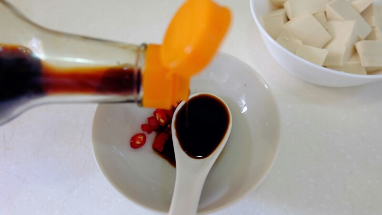 豉汁蒸豆腐,在盛指天椒的小碗里加入兩勺<a style='color:red;display:inline-block;' href='/shicai/ 788'>生抽</a>