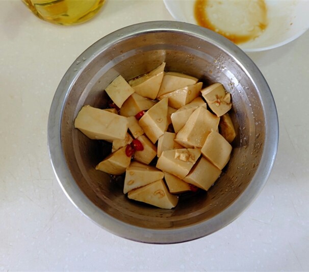 豉汁蒸豆腐,分別用兩个碗交替攪拌豆腐，確保每塊豆腐都沾上醬汁