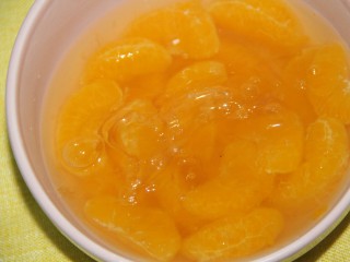 橘子果冻,稍微晾凉一点，放入泡软的吉利丁片