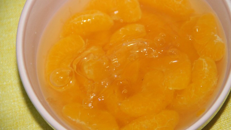 橘子果冻,稍微晾凉一点，放入泡软的吉利丁片