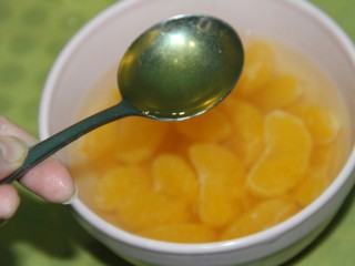 橘子果冻,加入蜂蜜一勺