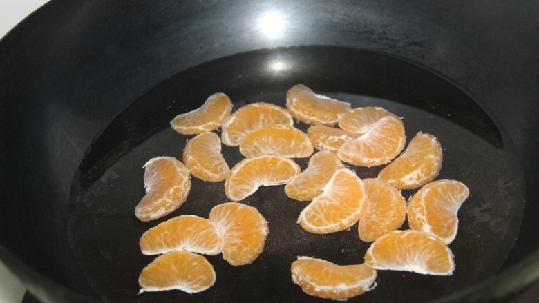 橘子果冻,把橘子倒入
