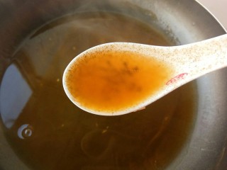 鲜到没朋友～玉子虾仁,再放入一点点盐淀粉搅拌均匀，烧开做成酱汁