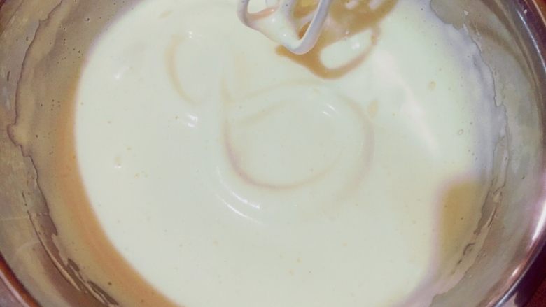 无油酸奶奥利奥杯子蛋糕,高速打发，打到蛋液细腻顺滑，颜色明显变浅，提起打蛋器，滴落的蛋液画8字，不会马上消失。