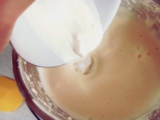 无油酸奶奥利奥杯子蛋糕,加入酸奶，翻拌均匀。