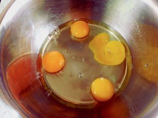 无油酸奶奥利奥杯子蛋糕,鸡蛋恢复室温，打入盆中。