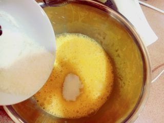 无油酸奶奥利奥杯子蛋糕,用电动打蛋器，搅打出粗泡，加入一半的糖。