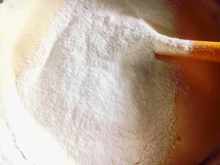 无油酸奶奥利奥杯子蛋糕,筛入低筋面粉翻拌均匀。