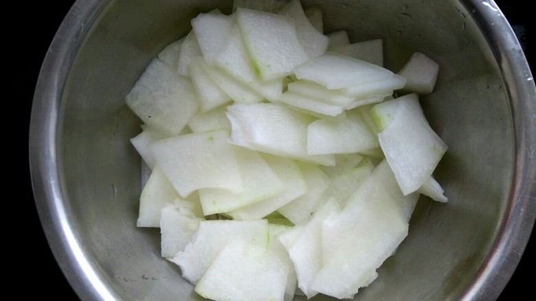 虾皮冬瓜粉丝汤,切成两毫米左右的薄片