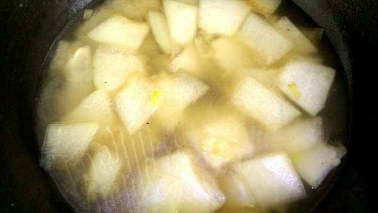 虾皮冬瓜粉丝汤,放入适量清水，爱喝汤可以多放点
