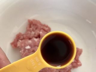 韭菜肉松粥,将1茶匙生抽放入肉糜中搅匀入味十五分钟。